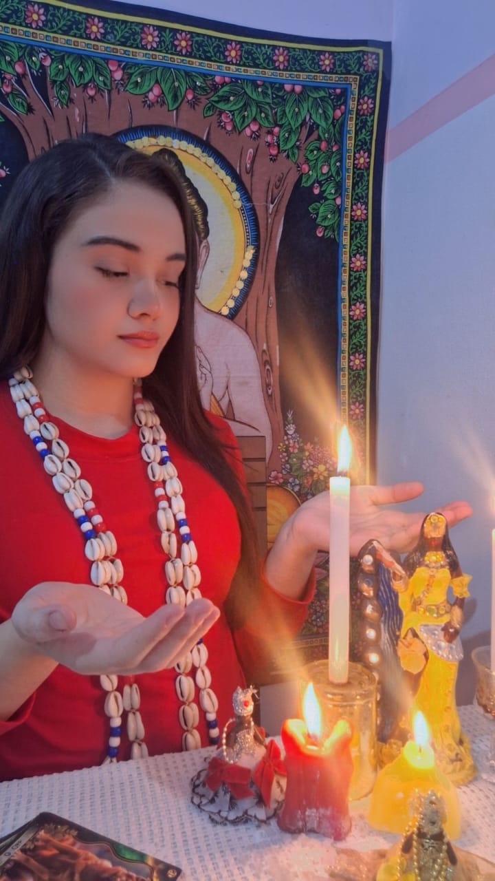 Taróloga Jordana com as mãos abertas na mesa de atendimento