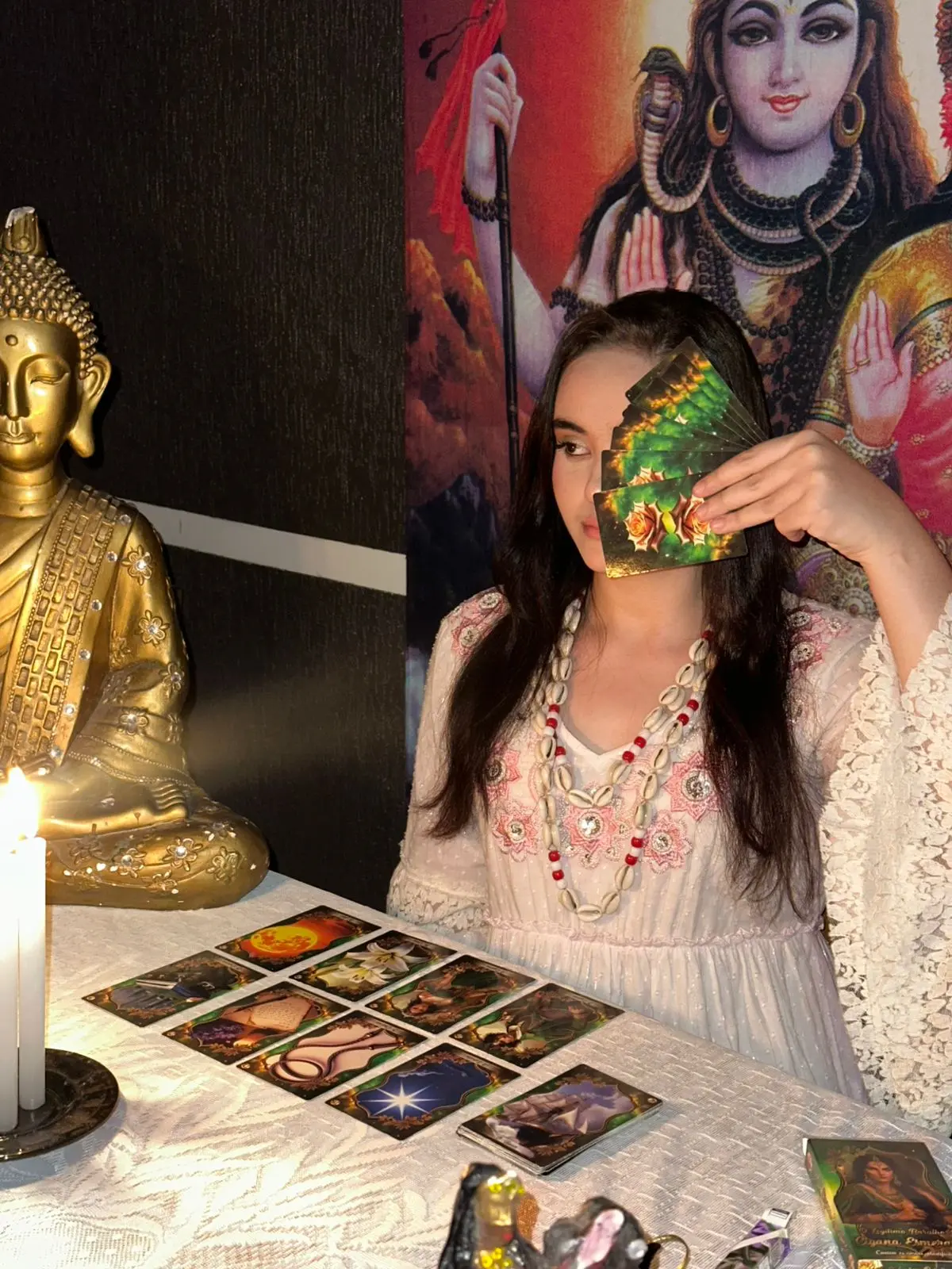 Taróloga Jordana com velas e cartas