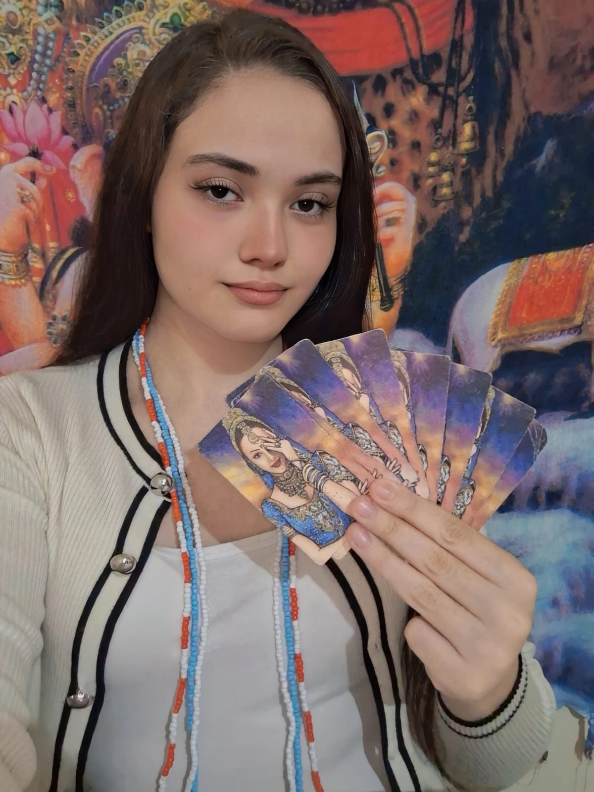 Taróloga Jordana segurando cartas de tarô