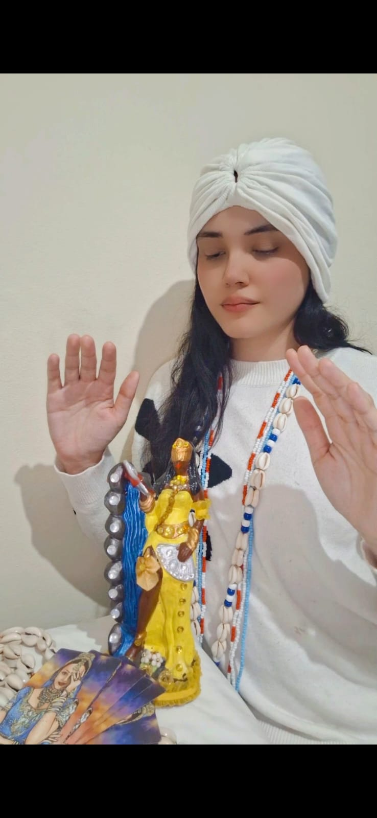 Taróloga Jordana em momento de conexão